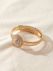 Gold bracelet with round bling center